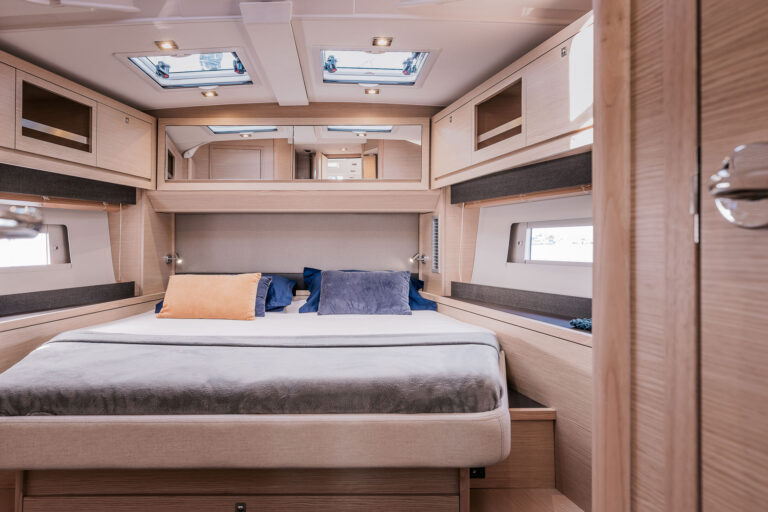 luxury-sailing-yachts-dufour-470-boat-photo-interior-4
