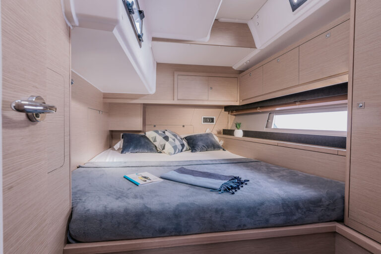 luxury-sailing-yachts-dufour-470-boat-photo-interior-7